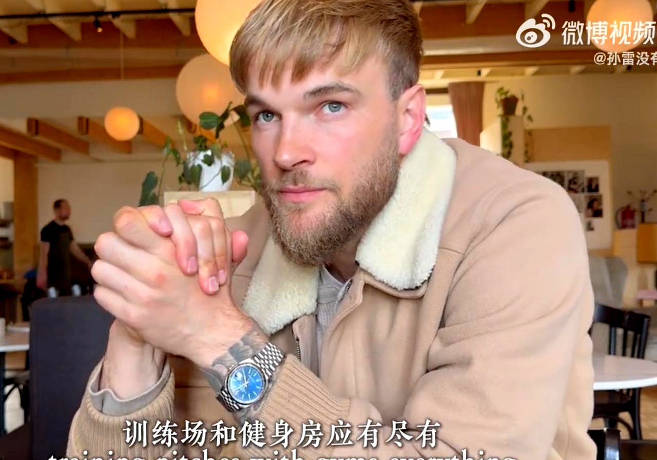 真让人想不通，修了气派的兴城国际足球小镇不用，成都蓉城偏要挤在三圣乡的旧基地里受罪
 

原外援提莫莱切特在采访时直犯嘀咕，说这事在荷兰根本不可思议
 

十块训练场和顶尖设施的新基地被闲置，大家却天天守着只有三块场地的老地方
 

他直夸国内安全又便利，可就是搞不懂这种奇奇怪怪的资源浪费
 

放