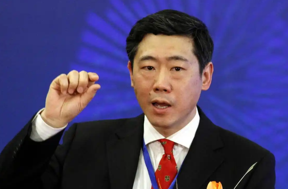 清华教授李稻葵在北京的公共政策论坛上当场拍桌，直言坚决反对农村养老政策无限拖延。当年扛着锄头交公粮、挑着扁担修水库的农村老人，如今年过七八十岁，每个月却只能领一两百块的养老金，看病就医压力很大，对比城镇职工每月3498元的平均养老金，待遇差距十分明显，李稻葵直言：不能因为钱一下子拿不出来，就把提高农