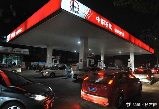 #汽油价格上调# 【成品油价新一轮调整上涨】国内成品油新一轮调价窗口将在9月11日24时开启。综合机构观点，本轮油价预计上调。
     本计价周期以来，受中东地缘局势影响，国际原油价格上涨为主，国内参考的原油变化率由负转正，国内成品油零售限价或遇上调。
     截至9月9日收盘，国内第9个工作日， ​