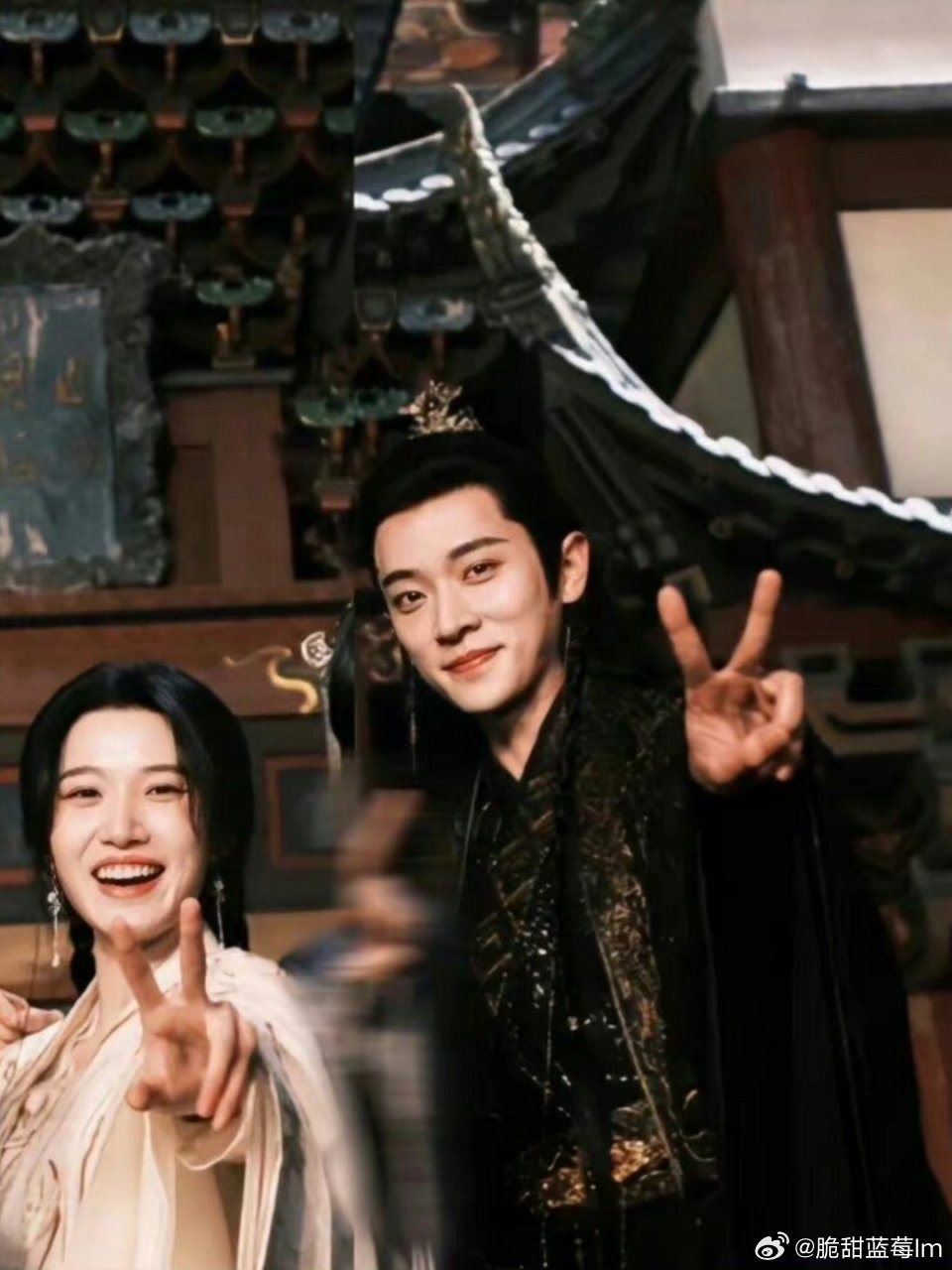 卢昱晓与丞磊搭档的《云之羽》，两人凭“夜色尚浅”CP走红，古装CP感很强；吴俊霆则是卢昱晓最早合作过的男演员，两人主演的现偶剧《时光与他，恰是正好》是不少人心里的校园白月光，卢昱晓的两对CP你更喜欢哪对? ​