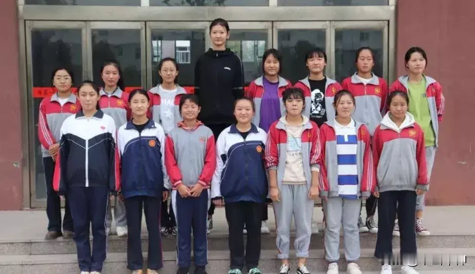 山东大球两大高妹令人惊叹！  一个是山东女篮张子宇，她15岁身高已超过...