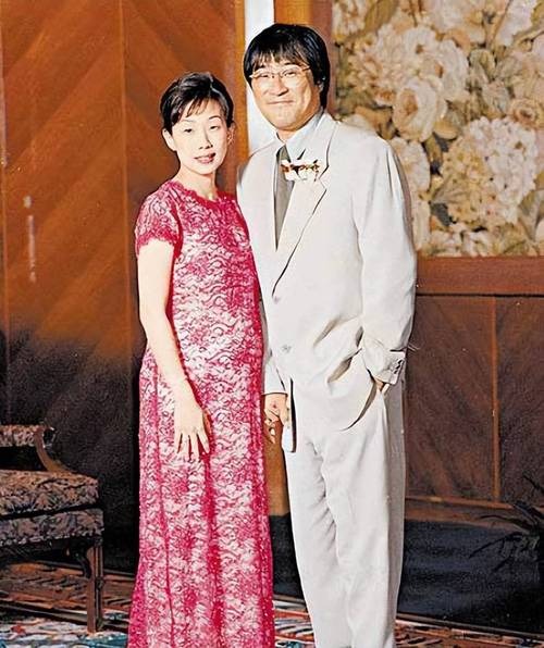 2004年，林忆莲向李宗盛提出离婚，李宗盛坦言：我年近半百，却要妻离子散，真的是嚎啕大哭，有天接到了前妻朱卫茵的电话。她问他还好吗，说自己刚刚从湾仔那边回来，经过一个唱片店，听到店里在放《当爱已成往事》。她说那一刻还是有点恍惚。

李宗盛说自己嚎啕大哭，听起来不像人们印象中那个会写情歌、能把感情看得