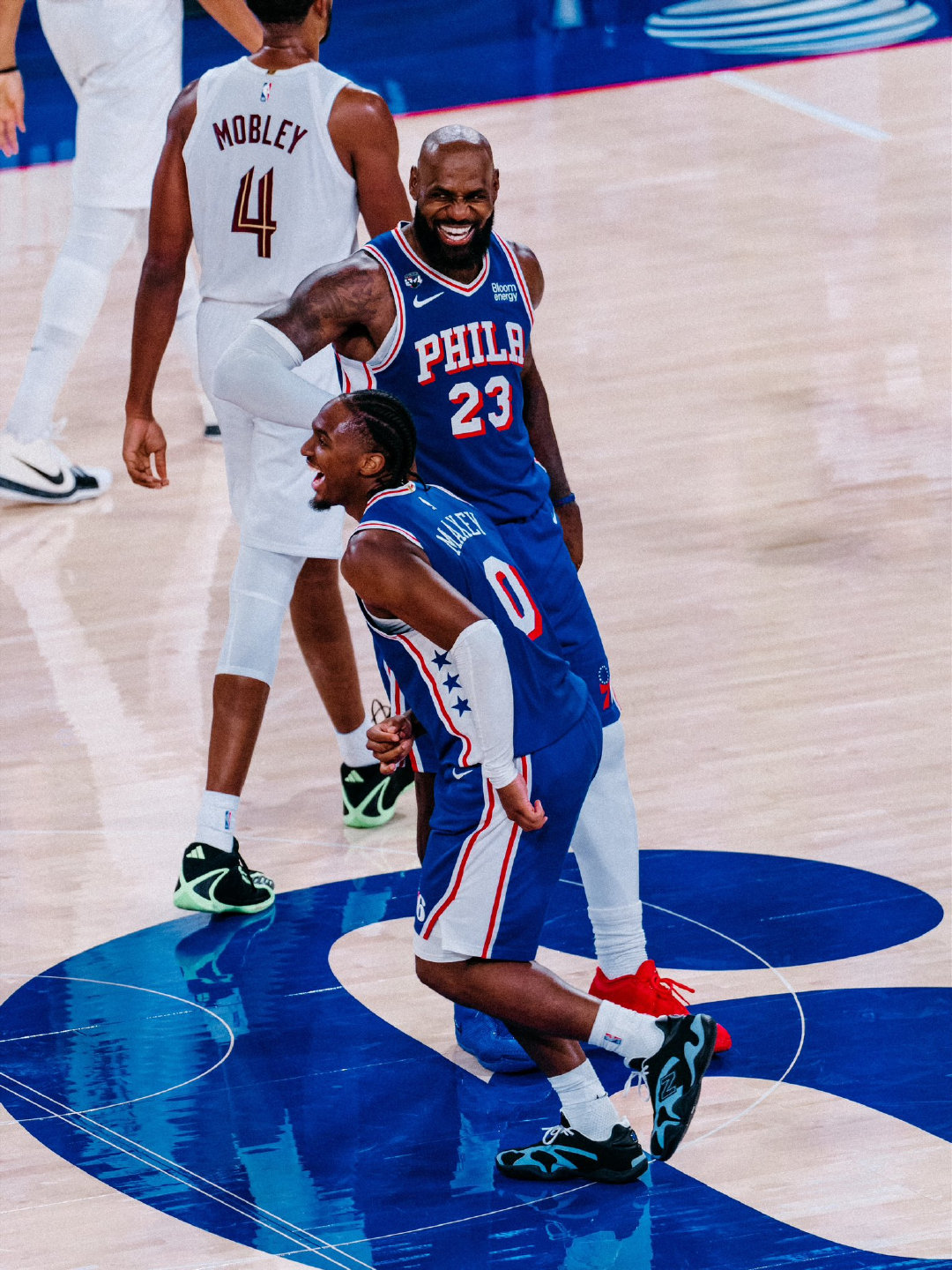 #NBA回应76人29分大逆转骑士##76人29分大逆转骑士##骑士vs76人#  
76人主场的气氛，确实太棒了！
詹姆斯赛前撒镁粉，这图神了！ ​