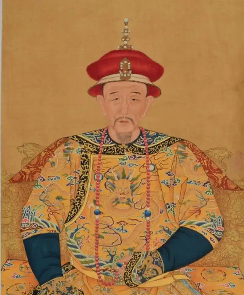 康熙晚年，九子夺嫡。最终胜出的是雍正，但很多人忽略了一个事实：在朝臣眼中，最有希望坐上皇位的人，其实是老八胤禩。
雍正自己都承认：“论其才具、操守，诸大臣无出其右者。”但他紧接着补了一句：“而其心术之险诈，诸大臣亦无与之比者。”
能力最强，人心最盛，却偏偏被康熙从继承人名单上剔除。如果历史拐个弯，八