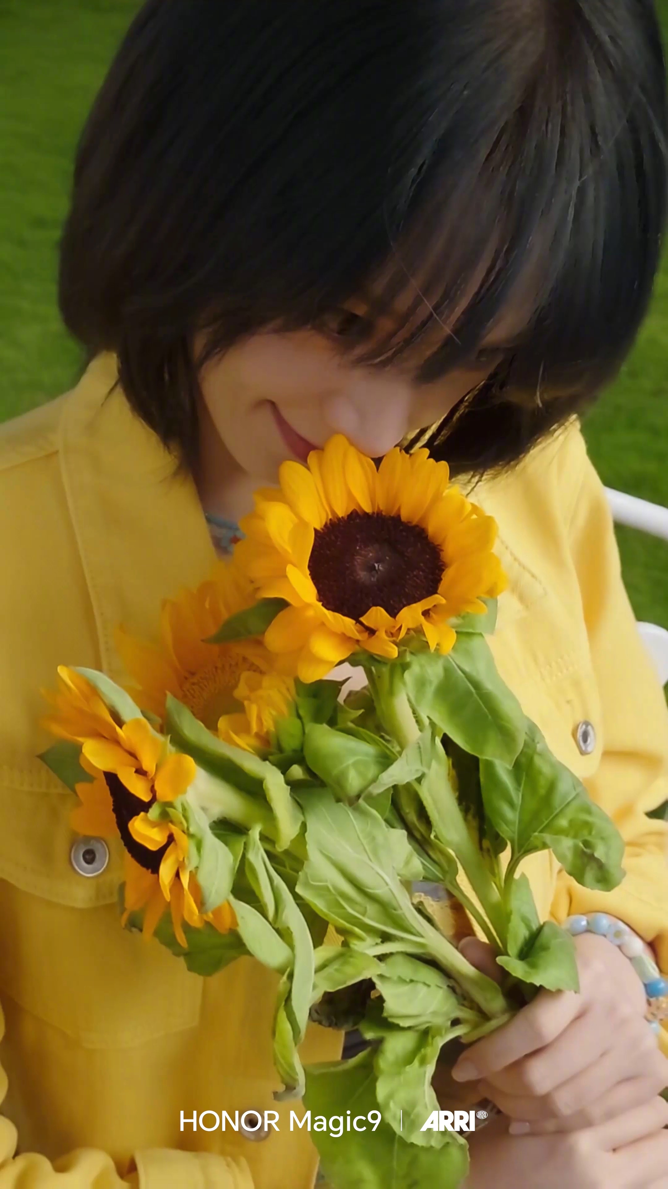 #黄灿灿开出了黄灿灿的荣耀Magic9# 颜值加颜值，那不就是好看翻倍嘛！就说这次吧，黄灿灿配上荣耀Magic9，妥妥的美人配美机，名字还都带点“灿”的味道，阳光、元气、活力感直接往脸上扑。手机现在哪还只是通讯工具啊，分明是要混进日常OOTD里当时尚单品了。不光外表能打，里面也挺有料，质感拉满，相 ​