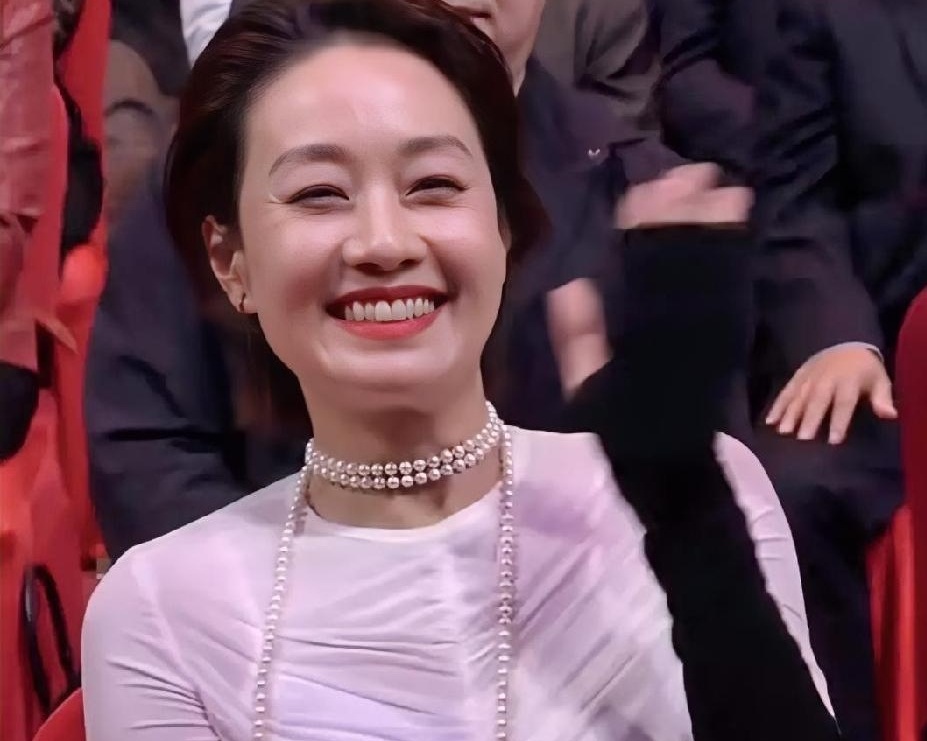 两个加起来一百多岁的女人，凭啥一露面就让全网炸了锅？

第35届飞天奖现场，50岁的马伊琍和54岁的吴越同框，网友一句话点破：“这是凌玲和罗子君顶峰相见了。”
当年《我的前半生》里，一个抢了人家老公，一个被离婚后重新活了一遍，多少人追剧时恨凌玲恨得牙痒痒，弹幕骂声一片。谁能想到，几年过去，俩人能坐在