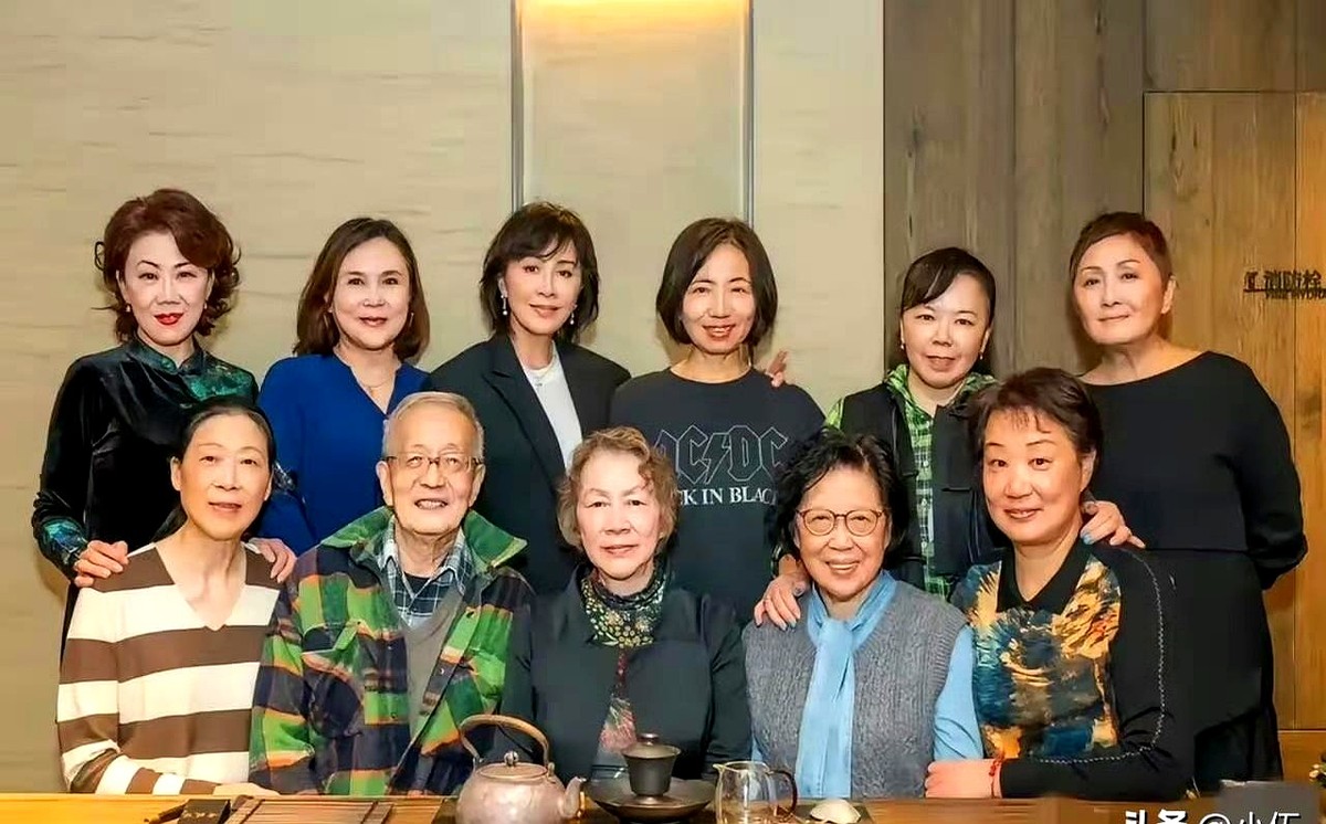 61岁的刘嘉玲往同学堆里一站，硬生生把同龄人衬成了长辈。照片一传开，全网都在找她的抗衰偏方。

看着像41岁，脸上连根多余的褶子都找不出。不少人以为是靠大把钞票砸出来的医美奇迹，其实真扒开她的底牌，普通人看了只想摇头。

每天雷打不动的柠檬水，常年拿蒸番薯和白水煮菜当主食，油盐少得可怜。加上三十年如