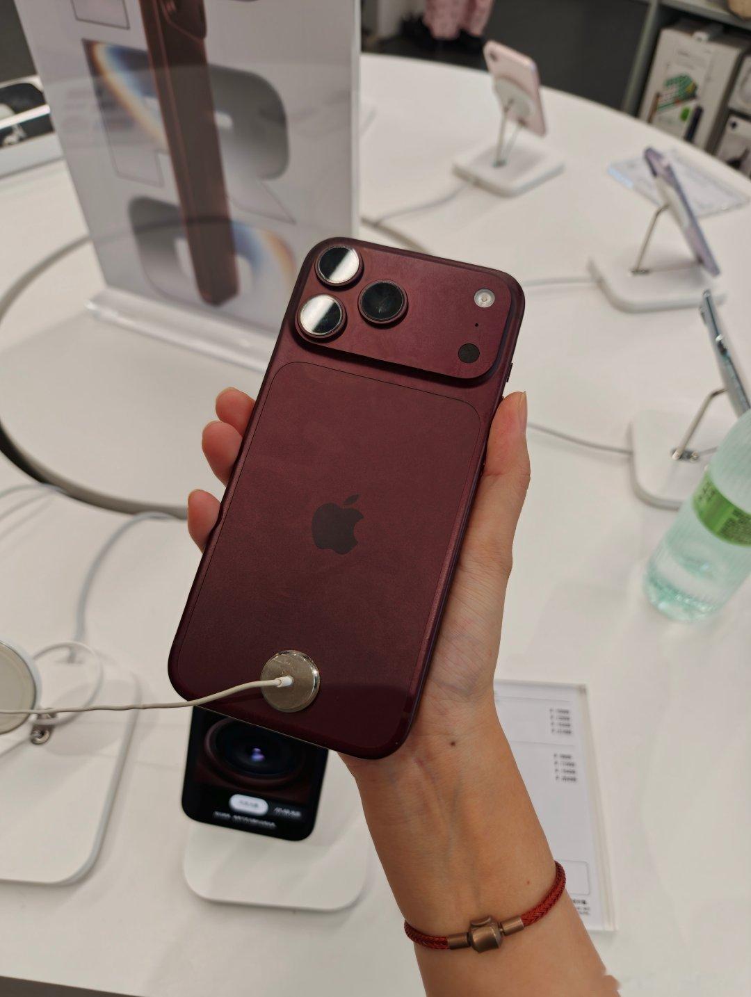 新颜色的iPhone真的太粘指纹了
整体看起来都是脏脏的[awsl]

#iPhone18Pro价格# ​
