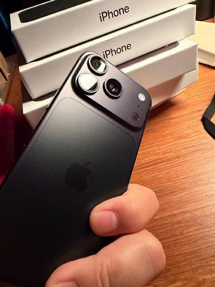 #iPhone18换一万斤粮食#
一台 iPhone18 Pro 售价 9999 元，刚好可以换回一万斤稻谷。
一万斤粮食，是农民十几亩地一整年的收成，是一家人十几年的口粮，是日晒雨淋、抗旱防涝换来的血汗。

手机两年就会更新换代，光鲜转瞬即逝；粮食维系温饱，才是生活最踏实的底气。
一粥一饭，当思来之不易。 ​