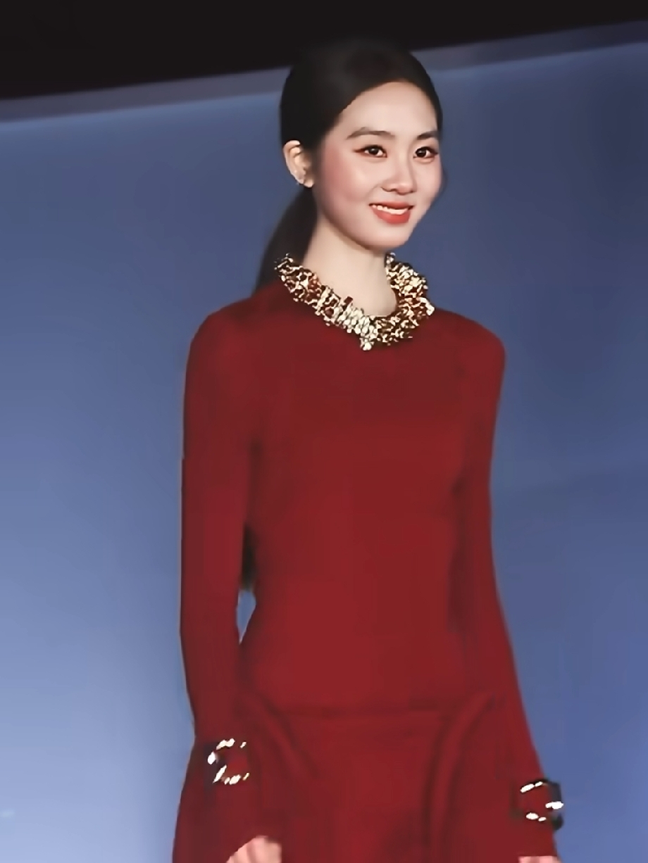黄多多首次亮相红毯，落落大方，超级自信！有一说一，她也太像她妈妈孙莉了吧，尤其是这个忧郁的眼神，感觉这个姑娘很早熟，但她的长相又很甜美，所以她的气质很复杂，既甜美又成熟，她身上有种奇妙的矛盾感，她现在也是纽约大学大三的学生了，眼看着马上大学毕业了，这次亮相就算是正式进娱乐圈了吧，有她爸这么强大的靠山