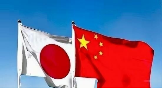 日本的一个曾在美深造过的军事专家说：一旦中日开战，日本要对中国“三路打击”，其意是，动用陆海空对中国舰艇进行打击。
 
按照该专家的设想，战时日本将全员出动：依托西南诸岛部署陆基反舰导弹，出动宙斯盾舰和潜艇构建海上火力网，再由F-35、F-15战机实施空中突袭，三路火力协同，形成全方位压制。
 
从