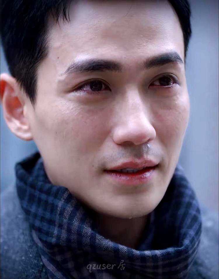 朱一龙的“破碎感眼神”又上热搜了，这次评论区直接吵翻了天。

有人拿着放大镜逐帧夸他深情，也有人直呼看完只觉得出戏。

回看《人生大事》，他摸骨灰盒时手指不可控地发抖，那场戏确实把小人物的慌张演活了。

可一旦在镜头前刻意放大某种特质，问题就来了。

演技这层纸，一旦演员本人的影子盖过了角色，观众的