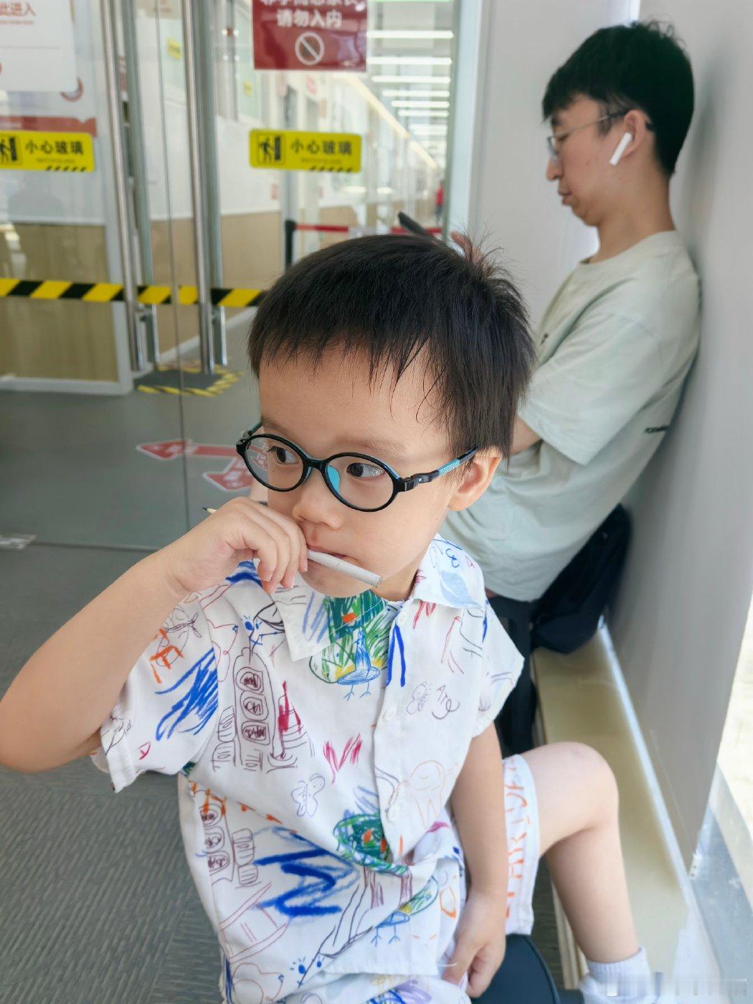 儿子今天突然说，他长大了要给我买迈巴赫，给我惊到了，原来男人从小就擅长画饼。我告诉他，我不喜欢迈巴赫，我就不怎么开车，我坐地铁比较多，儿子说：那我给你买一个地铁。我：……… ​​​