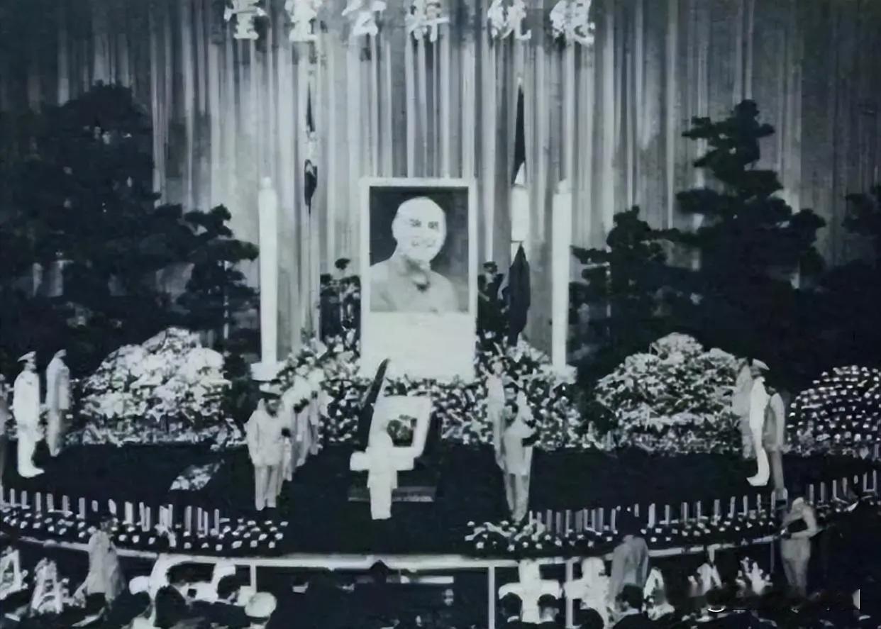 绝对出乎意料：蒋介石去世消息传来，张学良什么心情？

蒋介石去世后，张学良所送挽联:
       关怀之殷,情同骨肉；
       政见之争,宛若仇雠。

所以，两人的关系是十分复杂了。

抛开政见不同，两人有不错的私人友谊。但由于出身和年龄差距，这份友谊更多是身份带来的！至少，没有到“情同骨肉