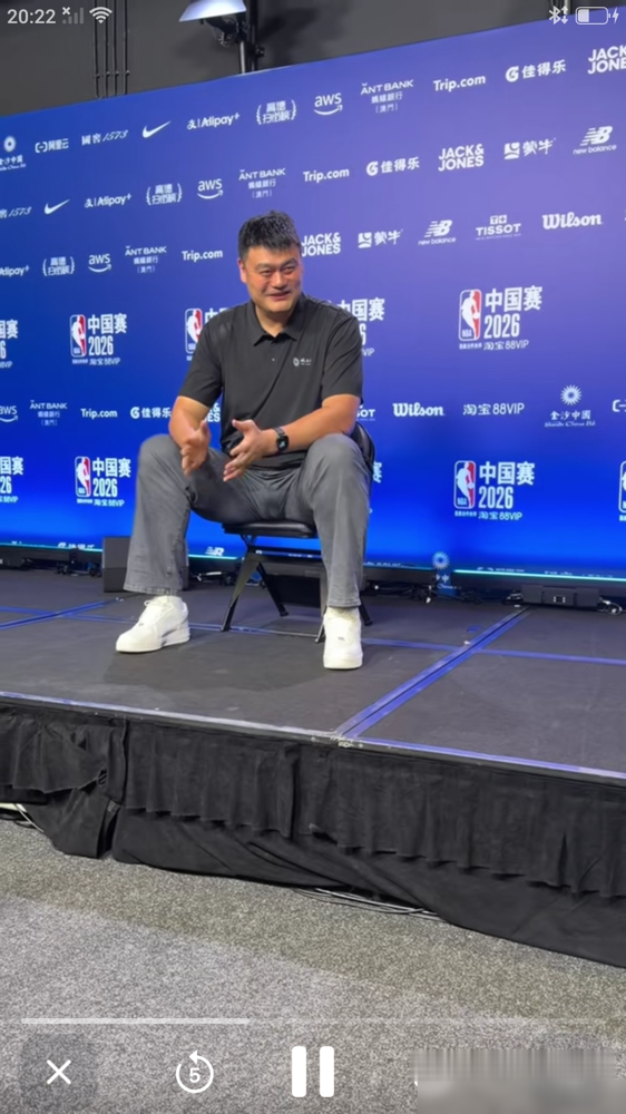 姚明被问到怎么指点杨瀚森，直接摆手，说不去误人子弟。
这话听着像玩笑，其实是把大实话甩桌上了。20年前中锋往篮下一杵，球吊进来单打。现在呢？你得会策应，得能换防，最好还得有三分。姚明说，只有奥尼尔那种怪物不用改。
杨瀚森首轮16顺位被选中，试训飞了2.76万公里跑了14支球队。结果常规赛场均7分