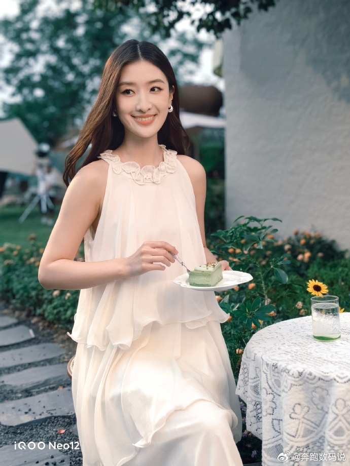 #iQOO Neo12# 蹲了这么多天，影像终于官宣，而且一出手就是大底。📸

5000 万像素索尼 IMX921 主摄，配光学防抖，还塞了个人眼仿生技术。官方说法是“还原到接近人眼所见”，我理解就是让随手一拍也不难看。

最戳我的是三套人像胶片风格：正片、负片、清透蓝调，一键上脸氛围感直接给到，不用再导进 ​