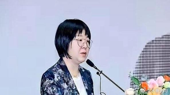 《丁荭现在估计肠子都悔青了。她后悔的不是2022年那个清华美院美术馆的个展办了，也不是早年工笔功底被人》威不惧在百度发表了新动态 ​
