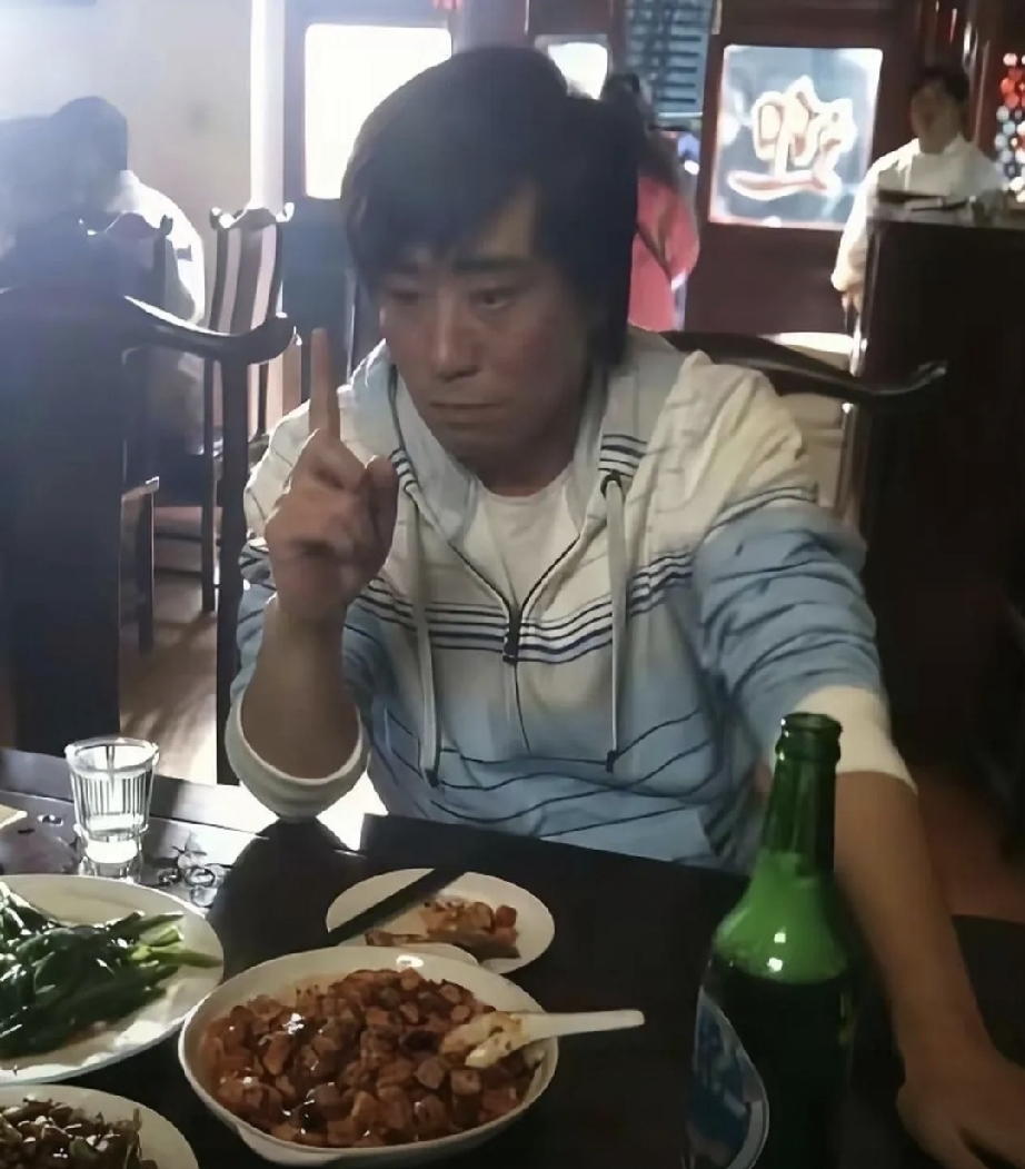早年，北漂时期的于和伟，事业正处于人生低谷期，在一个普通小饭店吃饭的一幕，后来饰演的刘备，因台词：接着奏乐，接着舞，再度火爆全网