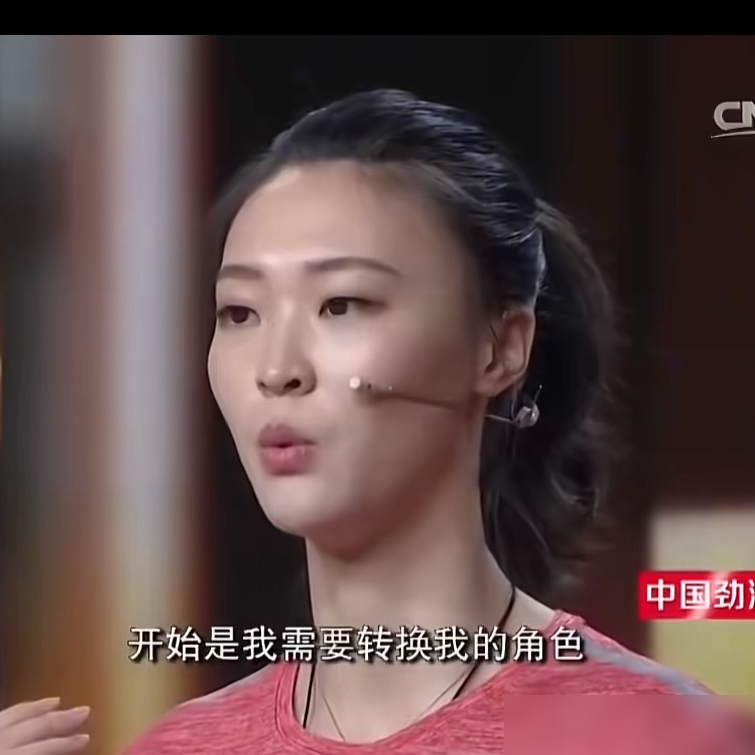 惠若琪说给朱婷让位，朱婷至今没说一句话。
当年惠若琪做女排队长，队内核心从自己转到朱婷，她坦言初期也失落，最终坦然接受，以团队胜利为先。
刚结束的亚锦赛，惠若琪当解说复盘，点出球队不少问题，网上又翻出她让位的旧闻炒话题。翻遍所有公开记录，朱婷从来没对此做过任何回应。
近期朱婷接受外媒采访，但凡