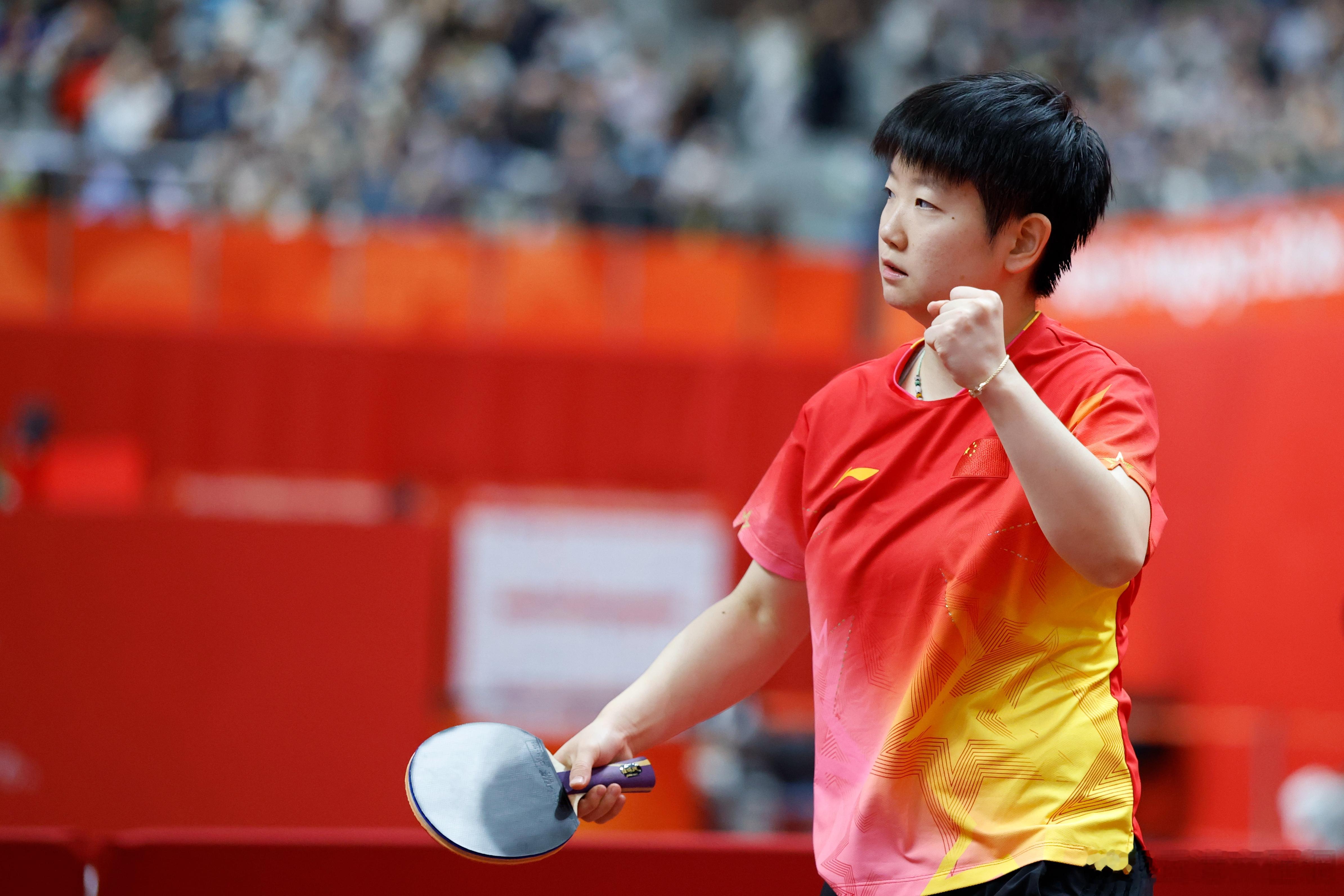 #国乒28年来首次无人进男单世界前三##孙颖莎重回世界第一#

10月5日，国际乒联最新一期（第41周）世界排名公布。受2025年WTT中国大满贯积分到期影响，男女单打世界第一同时易主。

女单方面，以7575分重回世界第一，这是在去年中国大满贯亚军的1400分到期后实现的——损失小于到期的冠 ​
