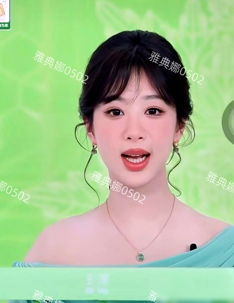 杨紫这张脸，又炸了。
9月21号晚，玉泽直播间，高清镜头直接怼脸，没滤镜。有人说像开了磨皮，有人说下巴尖得不对劲，法令纹一笑就现形。两边吵翻了。
她自己倒没回应长相，聊的是《生命树》剧组那188天。近四千米海拔，紫外线把手晒得黑成炭，她一度以为是特效妆没卸干净。脸和手，两个色号。
一边是高原上