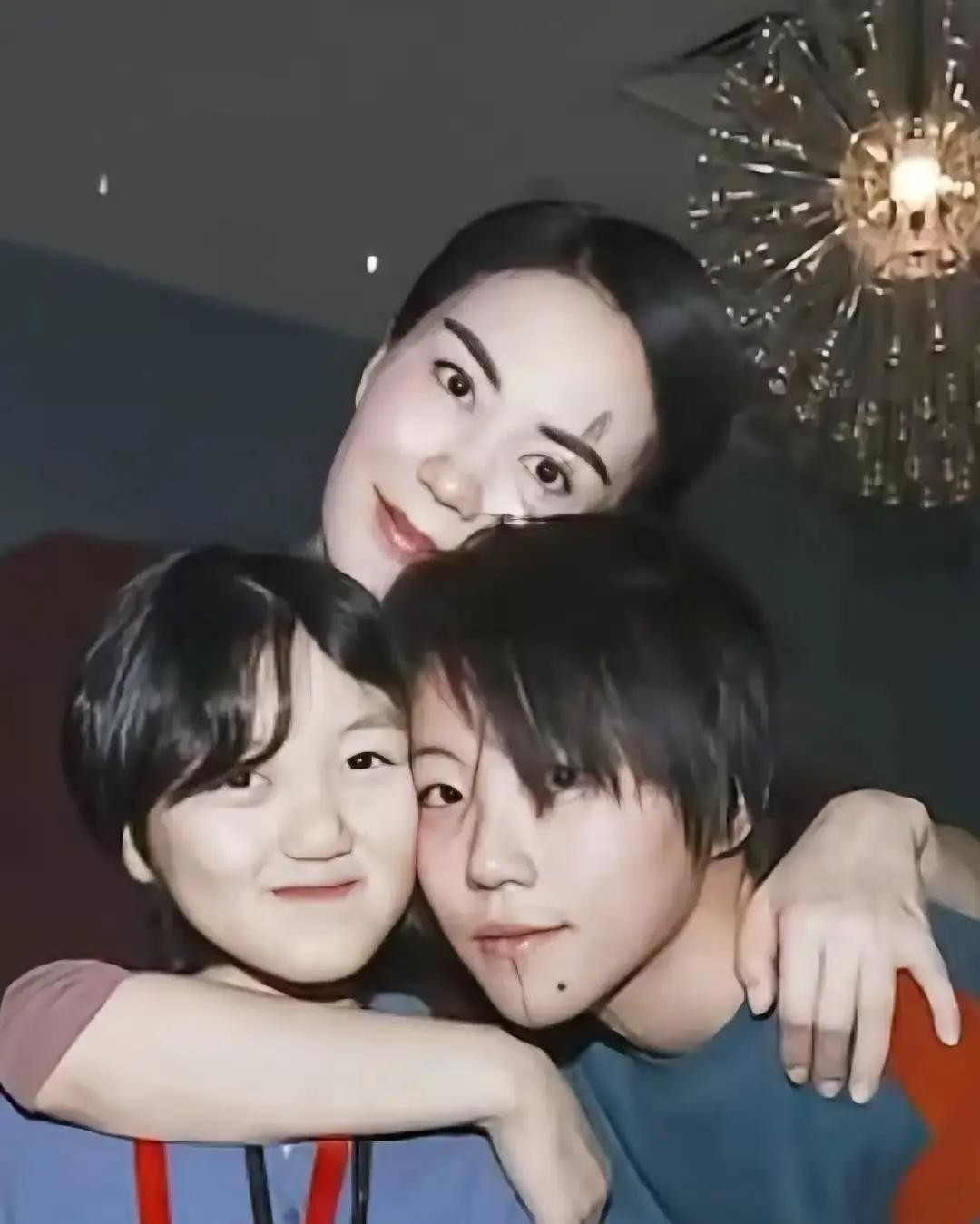 王菲家这俩闺女，平时一点风吹草动都能惹来外界不少目光

很多人光顾着感慨李嫣这几年女大十八变，却没注意到真正发生脱胎换骨般变化的，其实是大姐窦靖童

那条曾经标志着她绝对叛逆、从下巴一路直劈到脖颈正中间的黑线纹身，如今竟然悄无声息地消失了

熟悉她的人都知道，窦靖童骨子里带着她妈那种天生的随性

以
