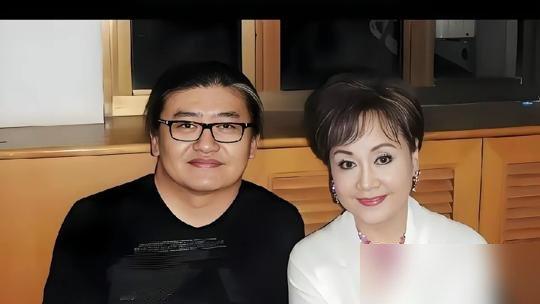 2011年那张同框照，刘欢刚做完股骨头手术，脸色灰白，走路都得人扶。旁边李谷一腰板笔直，笑得满脸红光。俩人同岁，站一块儿像差了一辈人。
当时都以为刘欢老师要退隐了，结果他硬是拄着拐又站上了《好声音》的转椅。再看李谷一，81岁还在电话里跟观众道歉，说身体不行上不了春晚，一连缺席四年。
一个死磕舞台