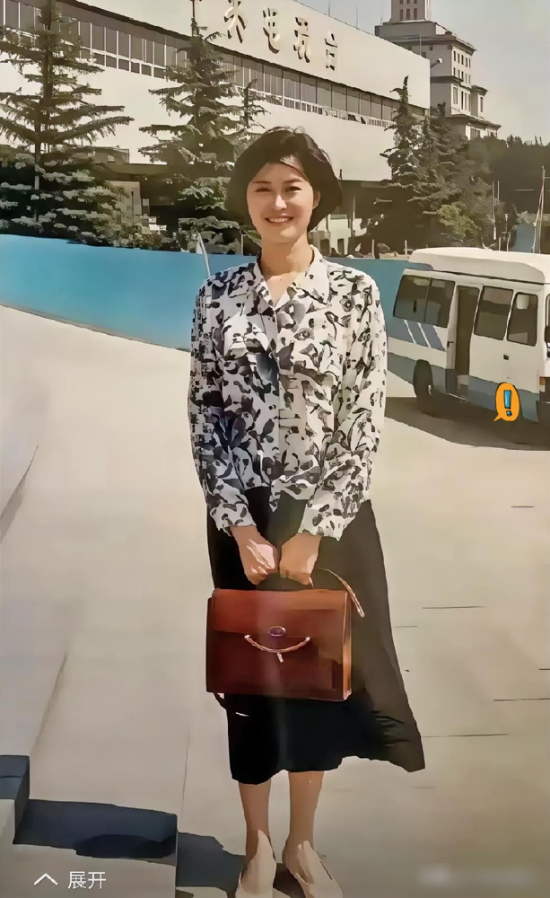 那张1994年的照片，敬一丹站在央视门口，笑得温吞。可你查查她干过的事，吓一跳。
《一丹话题》，国内头一个拿主持人名字命名的节目。选题、采访、写稿、出镜，全她一人扛。那是1993年。
三年金话筒，连着拿。不是评一次，是垄断。40岁，别人琢磨退二线，她一头扎进《焦点访谈》，一待二十年。她说，就是冲