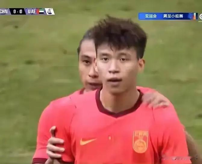 阿联酋16次犯规加锁喉掐脖还拒握手，U23国足0比0拼下小组第一，核心王钰栋却因冲突染黄停赛八强战，打泰国锋线怎么排？
第52分钟，王钰栋在争顶中被两名阿联酋球员夹击放倒，起身后与曼苏尔-萨利赫互相掐脖，双方球员一拥而上，比赛中断近两分钟。当值主裁判向王钰栋出示黄牌，而锁喉的萨利赫仅被口头警告
这张