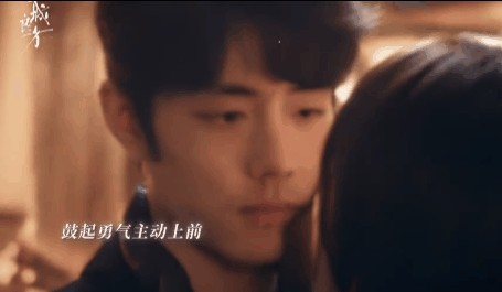 谁能想到电视剧里的男主接吻还能这么接地气，一边抱着人家亲，一边把自己的底牌交代得干干净净。
别人家拍吻戏都是漫天飘花瓣加霸总誓言，到了《小城良方》里，刘铮亮倒好，嘴唇凑上去了，嘴里还在诚实地自报家门，一会儿说自己没钱，一会儿又坦白自己一身毛病。
这种一边自卑退缩、一边又忍不住沦陷的反差，直接把纯