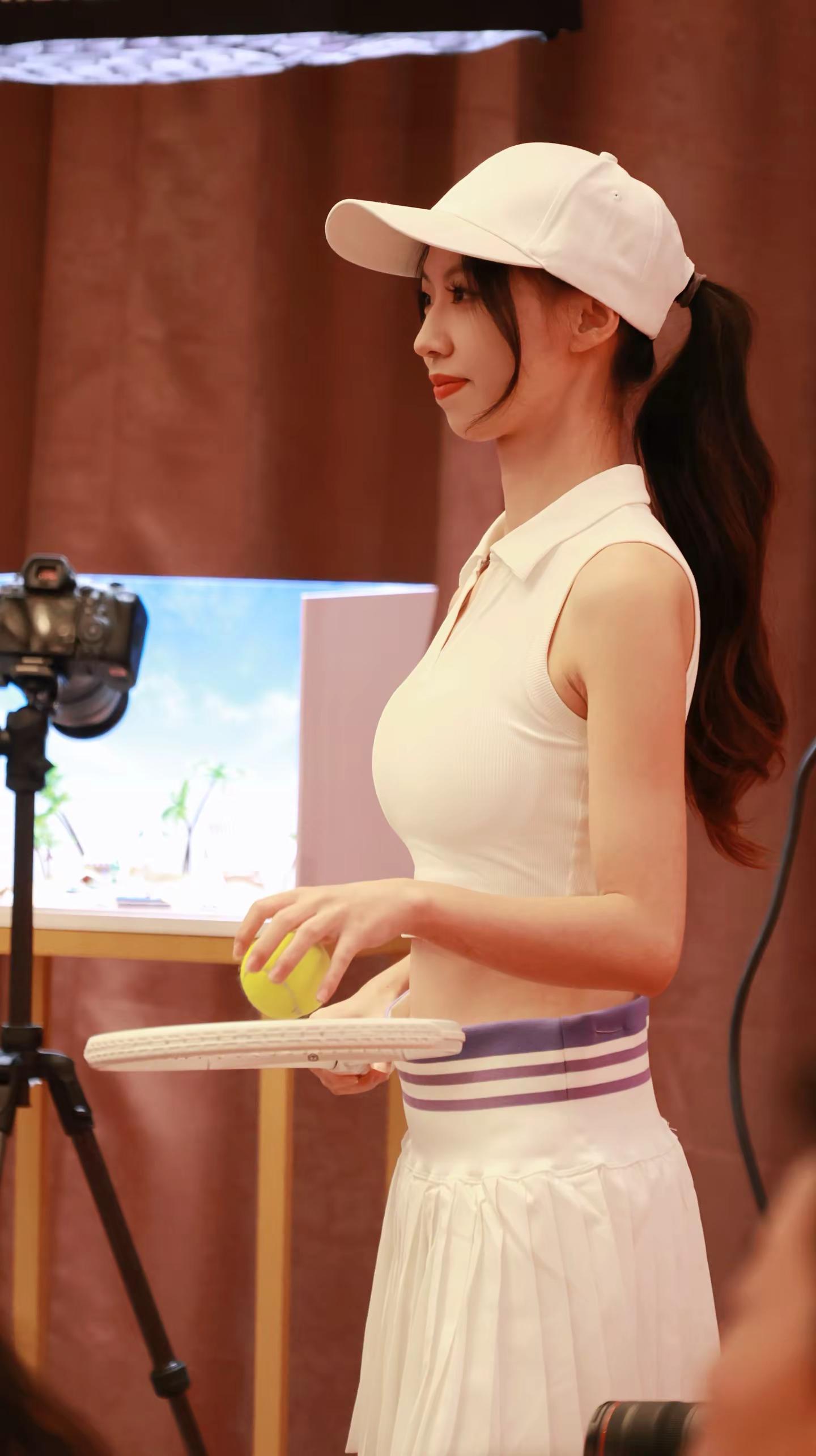 <p>优雅气质 帽子控小姐姐 模特拍摄 网球 <!--{img:0}-...