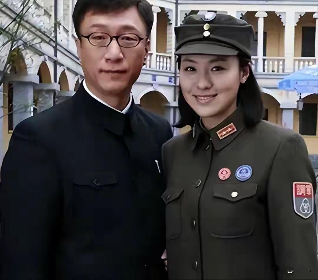 在拍摄《潜伏》时，沈傲君和孙红雷有一场激情的吻戏，可中间却闹出了一个啼笑皆非的故事。

原来沈傲君在和孙红雷拍摄完这段吻戏后，觉得不够完美，想要再重新拍一条，可导演觉得已经做到很完美了，没必要再浪费时间，可沈傲君却执意要重新拍，并且还塞给导演一个红包，导演瞬间明白沈傲君的意思了，于是就对沈傲君说:“