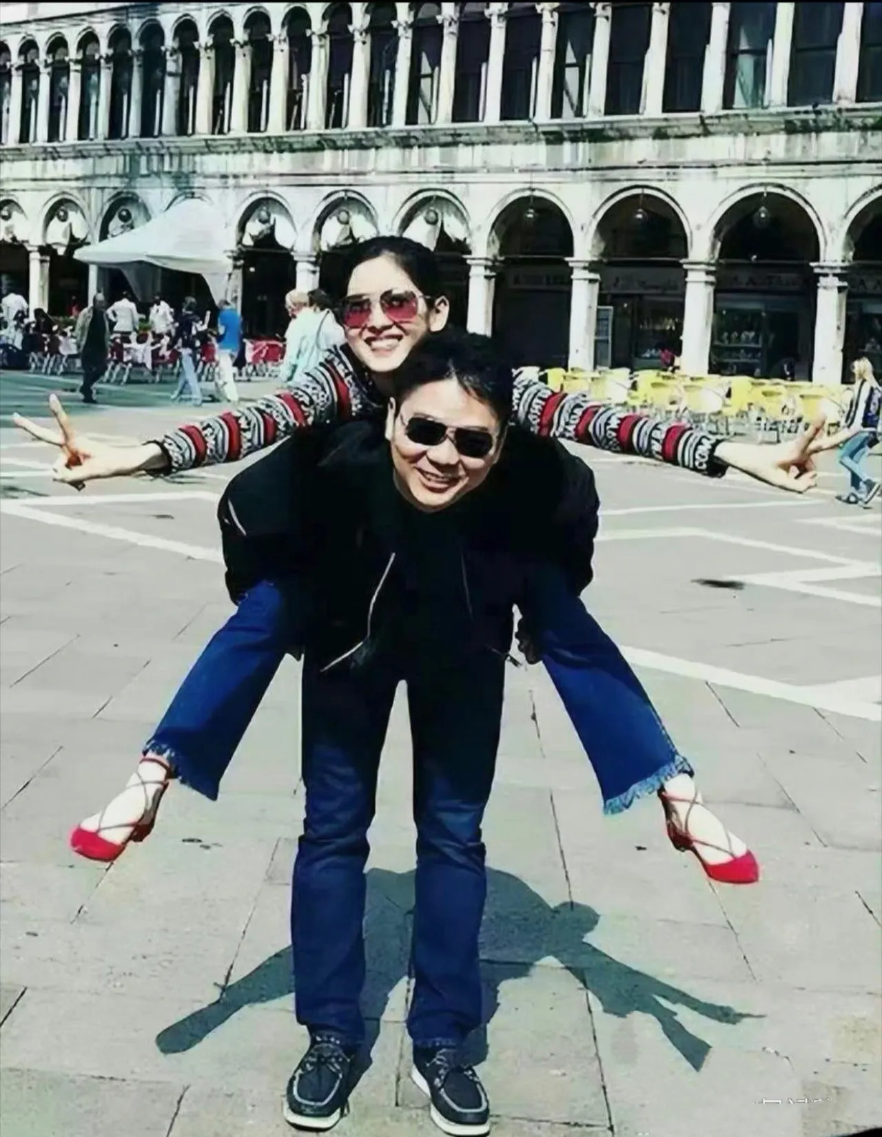 旧照曝光！刘强东章泽天刚认识时的画面
一组早年合照流出，彼时刘强东38岁，章泽天才18岁，二人刚刚相识不久。
一张是两人坐在广场台阶安静合影；另一张是章泽天趴在刘强东背上，镜头前笑容灿烂。
一晃多年过去，两人的经历一直备受网友讨论。
👉回看这组老照片，你怎么看待他们这段关系？
