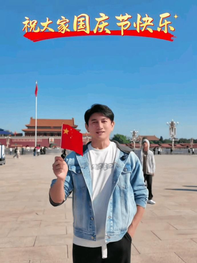 吴奇隆又因为举国旗的事被推上风口浪尖，台湾那边取消了他的活动，他撂下一句话：不赚钱也是这个立场。


这句话乍一听并不复杂，可要是对应到吴奇隆本人的情况，它的分量就完全不同了。


原因其实很直白，这个人实打实是尝过不少生活苦头的。他十七岁正式出道，所在的小虎队火遍大江南北，之后父亲经商失利欠下千万