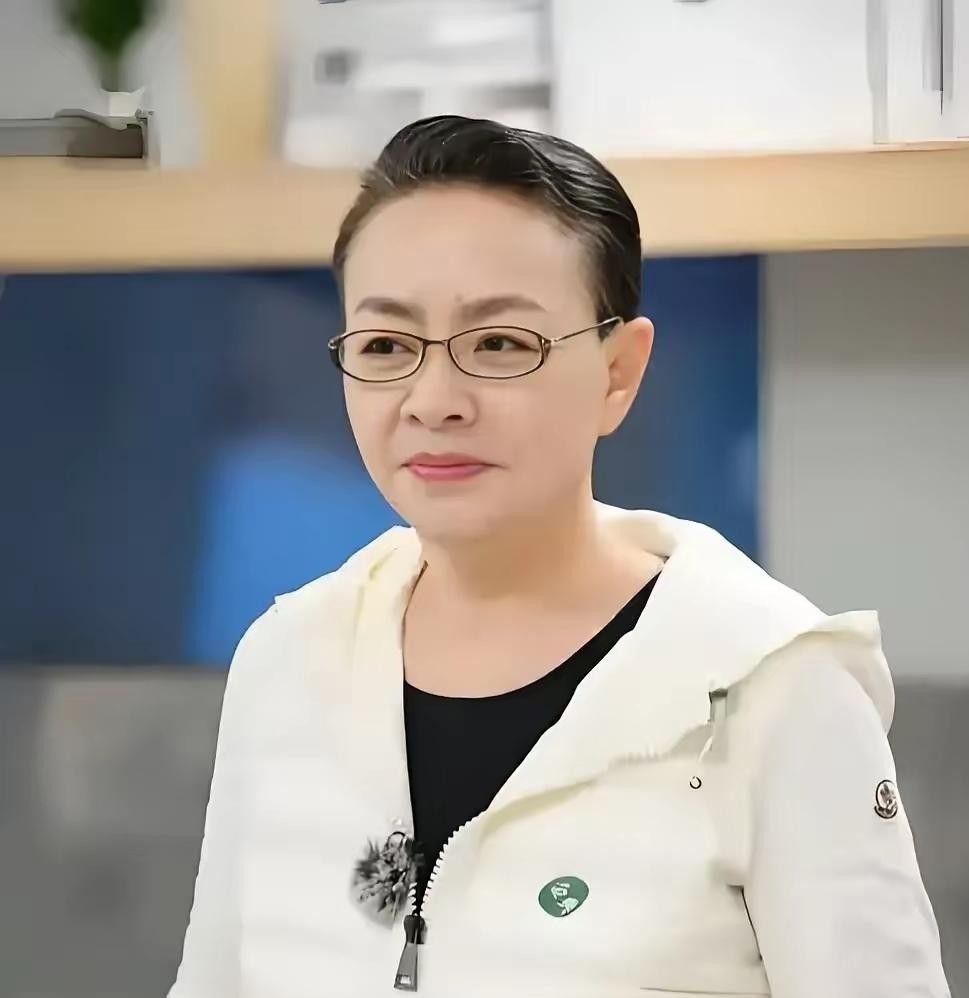 王传君问宋丹丹：“你在家带孙子吗？”宋丹丹说：“不带。”王传君很惊讶：“不带？”宋丹丹回：“偶尔玩玩，不能超过一小时，太累了，真的很累。”

说实话，能这么痛快把话撂台面上的，现实里根本找不出几个。

谁不知道带孩子是个苦差事？可普通人家的爷爷奶奶，哪有底气摆手说不。就算老寒腿疼得下不来楼，瞅着小两