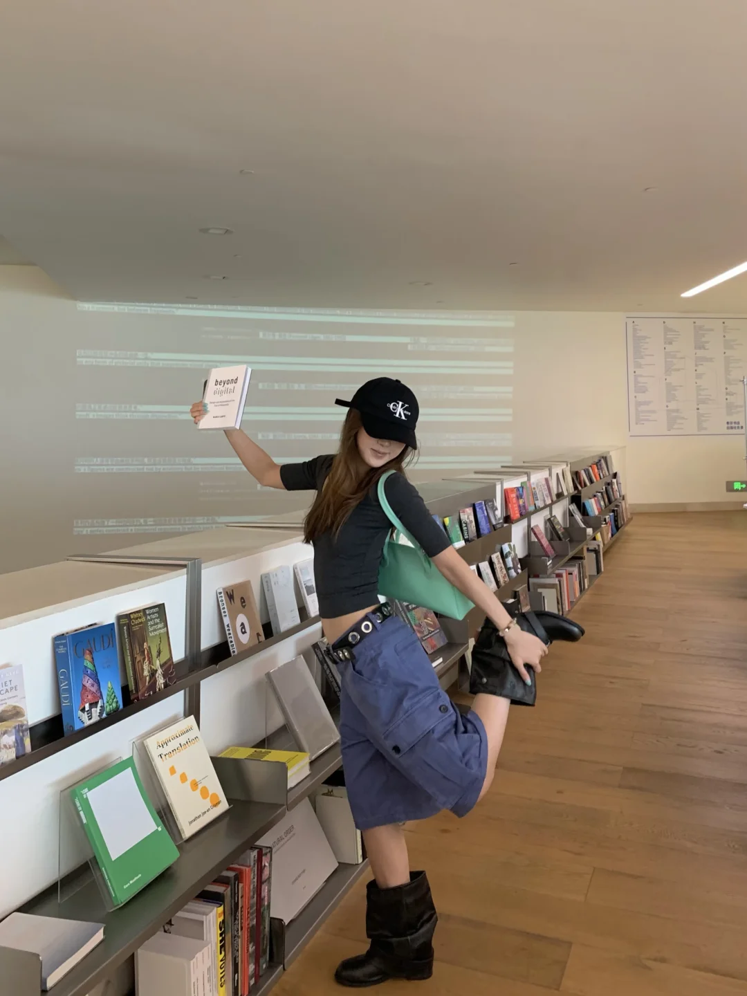 躲进书店📕🌧️