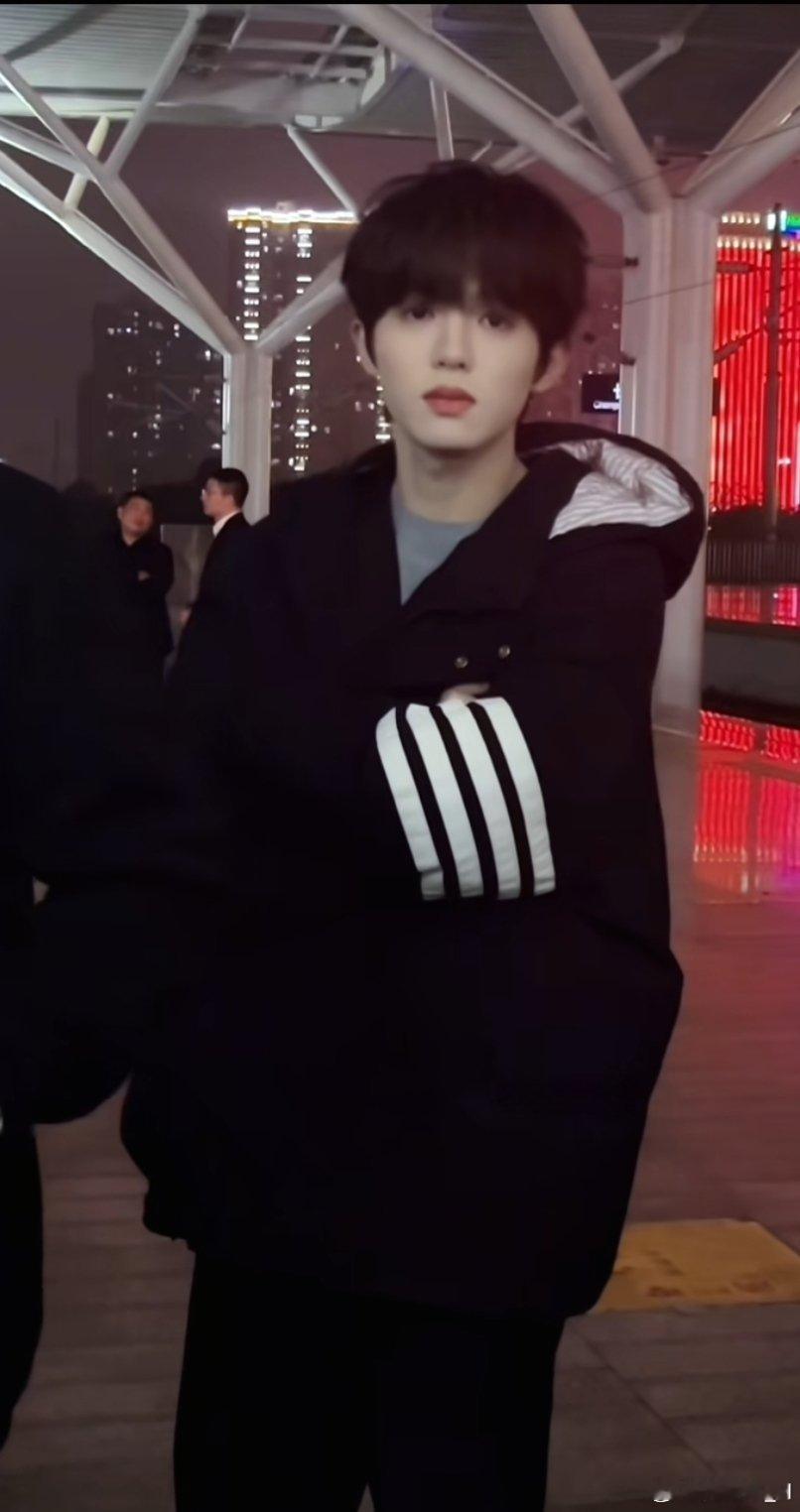 #李昊[超话]# 晚安阿昊，天冷加衣 ​