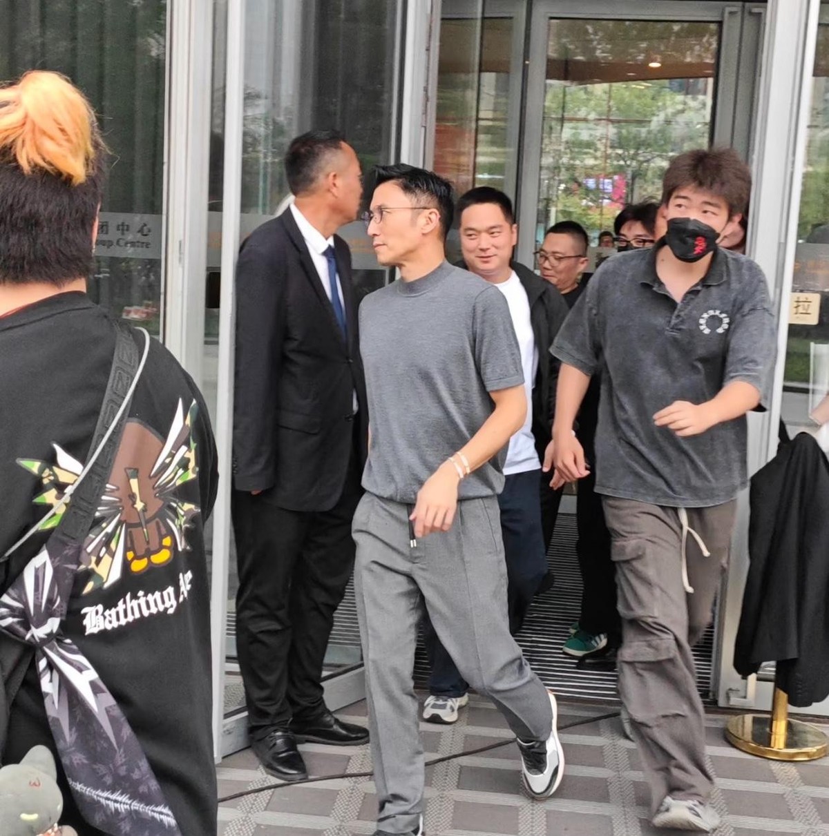 46岁谢霆锋现身北京，一身极简灰搭细框眼镜，清爽不油腻，果然没有家庭婚姻的烦恼，好显年轻！
快五十岁还能把状态保持成这样，在这一行里真不多见，算是件稀罕事。
镜头前显年轻跟本人真年轻完全是两码事，前者靠打扮，后者靠的是生活方式。

一身极简的灰，配一副细框眼镜，愣是把那些花里胡哨全给压了下去。
这路