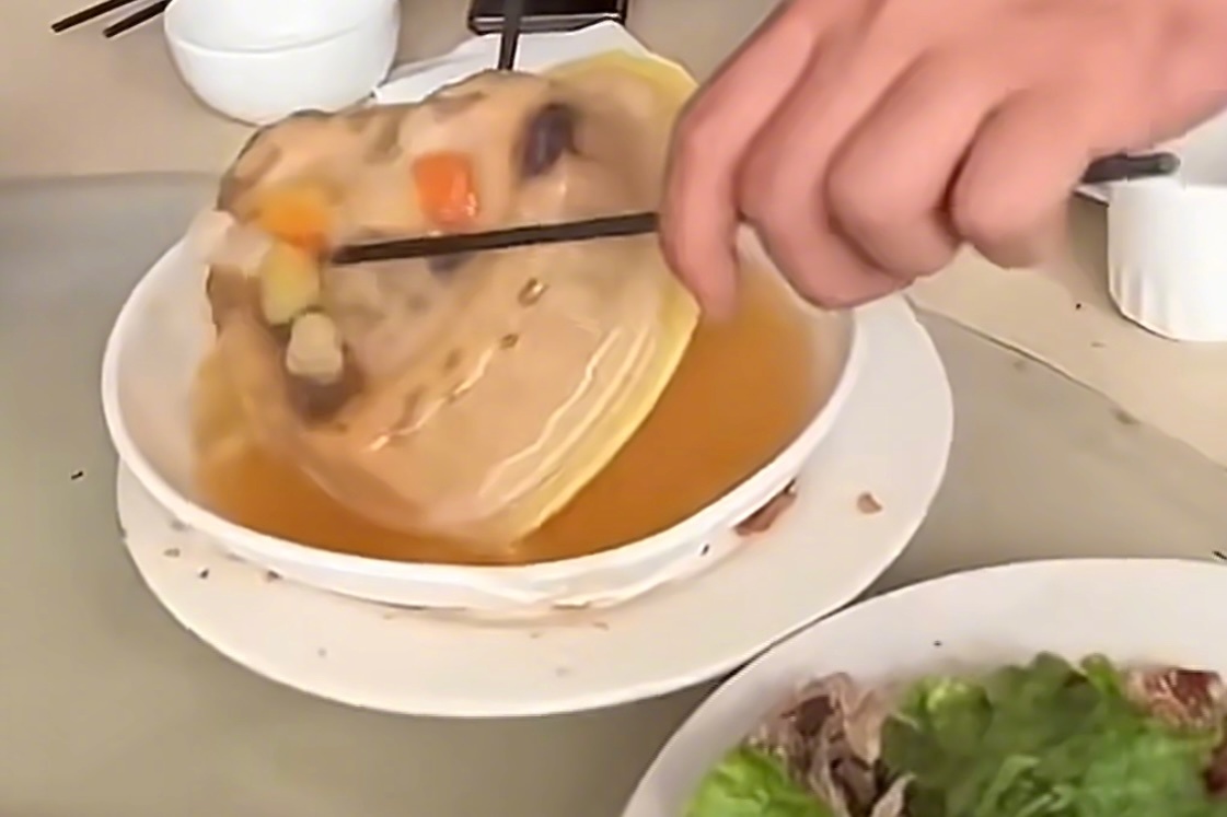 后厨再忙也不至于忘记拆包装吧。[允悲] ​​​