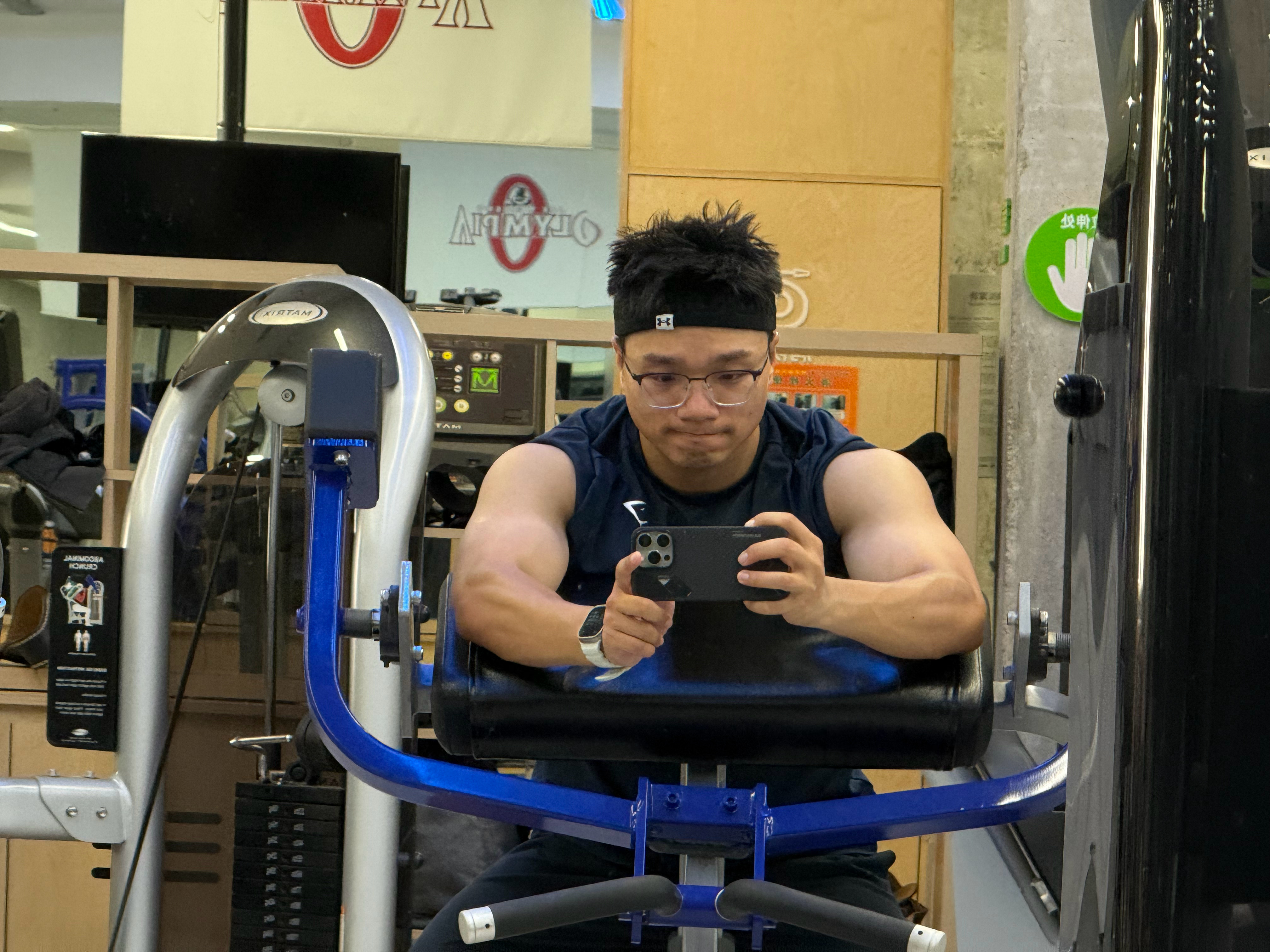 出任务错过了单车课，就干脆来上杠铃课了。 就是昨天早上刚练的腿，今天蹲...