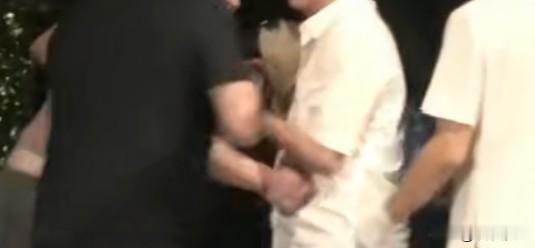 沈腾深夜醉酒被搀扶上车，网友：腾哥保重身体！

沈腾深夜聚会后烂醉的视频引发热议。视频中，他戴着帽子和口罩，整个人软成一团，连路都走不稳，全靠三位壮汉好友左右架着、半拖半拽才艰难挪到车旁，上车时更是忙活了好一阵。平时在荧幕上游刃有余的喜剧顶流，私下里喝成这样，反差感拉满。

有网友猜测是近期作品压力