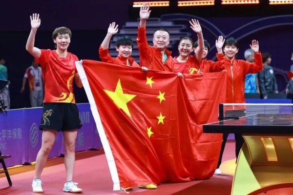 国乒女团3-0横扫日本夺六连冠！男团爆冷丢冠，姑娘们顶住压力救场了

9月24日的名古屋亚运赛场，国乒球迷真的经历了过山车般的一天！

下午男团决赛先爆大冷门，国乒2-3惜败日本队，直接终结了亚运会男团八连冠的纪录，上一次男团在亚运丢冠还是1990年的事，36年没丢过的金牌就这么丢了，全网球迷都替小