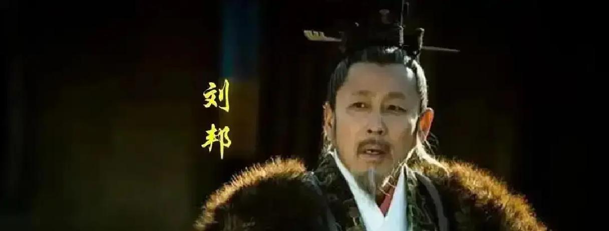 刘邦临终前，死死拉着吕雉的手叮嘱：“我死后，满朝文武你皆可杀，唯独这一人，你绝不能动分毫！” 吕雉满脸错愕：“连韩信、彭越我都除了，还有谁是我动不得的？” 刘邦喘着粗气，一字一句砸出来：“此人若死，你吕氏全族，必被满门抄斩，刘家江山也会跟着覆灭！”
吕雉松开刘邦冰冷的手，独自在寝殿里坐到天亮。她心里