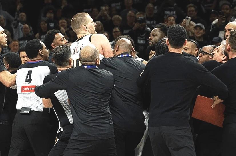 约基奇向裁判扔毛巾和暖手宝，没有被禁赛只是被罚款5万，球迷们一万个不答...