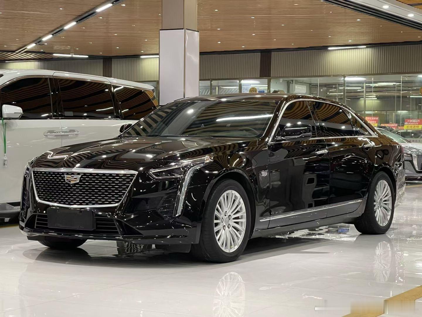 一台美系中大型行政轿车，#2021款凯迪拉克CT6 28T豪华型#，2021年6月上牌，行驶6.8万公里，2.0T搭配10AT变速箱。
车长5223mm，这个尺寸对标5系、E级，二手行情却低不少，很多粉丝看中它的性价比，今天客观聊聊它的亮点，还有躲不开的通病短板。

优点
1、2.0T高功率发动机，237匹马力，动力储备充足，1 ​