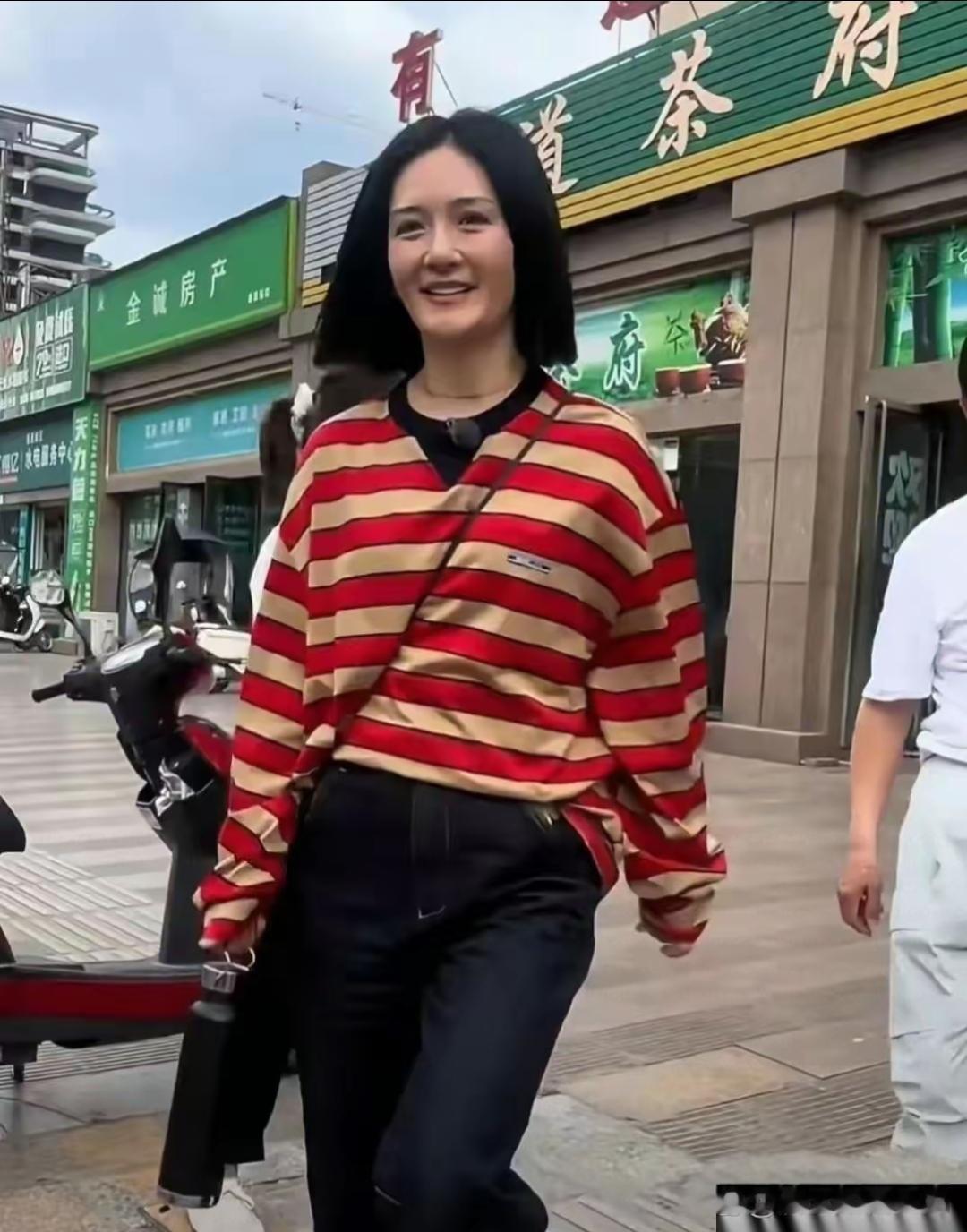 43岁的谢娜，生活里格外接地气。一身宽松条纹衫配黑裤，短发利利落落，手里攥着保温杯，走在路上随和又亲切，半点没有明星架子。
 
褪去舞台上的热闹劲儿，私下的她把日子过得平实温暖，不端着、不刻意，多了份从容自在，烟火气十足。
 
这样的谢娜，你喜欢吗？