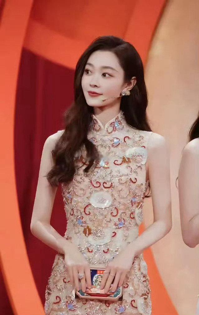 原来司藤一开始选的是宋轶啊😦很多人不知道，当年《司藤》最初的人选，其实是宋轶而非景甜。 ​​​
