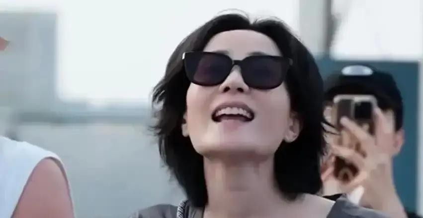李亚鹏约俩闺女吃饭，餐厅门口站半天——左手是窦靖童的轻食不加酱，右手是李嫣的全糖冰奶茶。他不知道先递哪份，怕两头都得罪。
全网曾笑他这爹当得两头不讨好。继女把他买的头等舱退了换经济舱，亲闺女拉黑微信没商量。可当年那些骂声，后来全被事实噎了回去。记者问起，窦靖童自己说的，嫌头等舱闷，坐经济舱能跟朋友唠