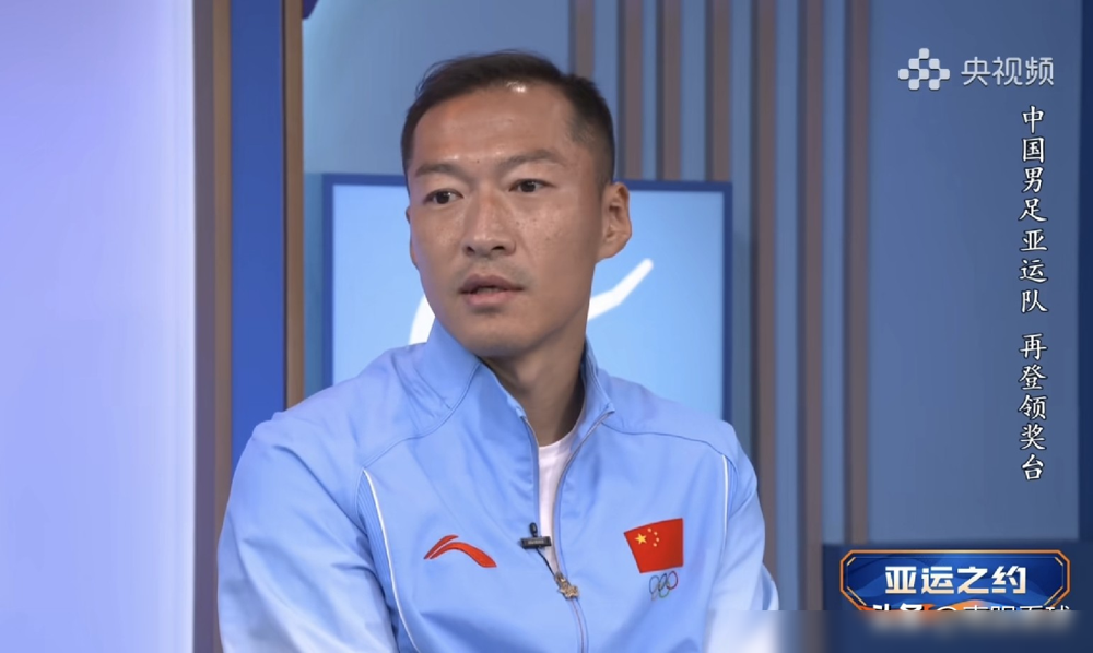吴曦被问最想感谢谁，张嘴就是球迷，不是教练，不是足协，是骂了他十几年的那群人。
他说这十几年，高光低谷，球迷一直没走。镜头前挺平静，没卖惨。
可拉回2024年亚洲杯，就因为他那群人里的一员，说了一句真实话，被喷到直接淡出国家队。那时候骂他的，跟现在夸他大度的，大概率是同一批人。
能扛住全网嘲讽