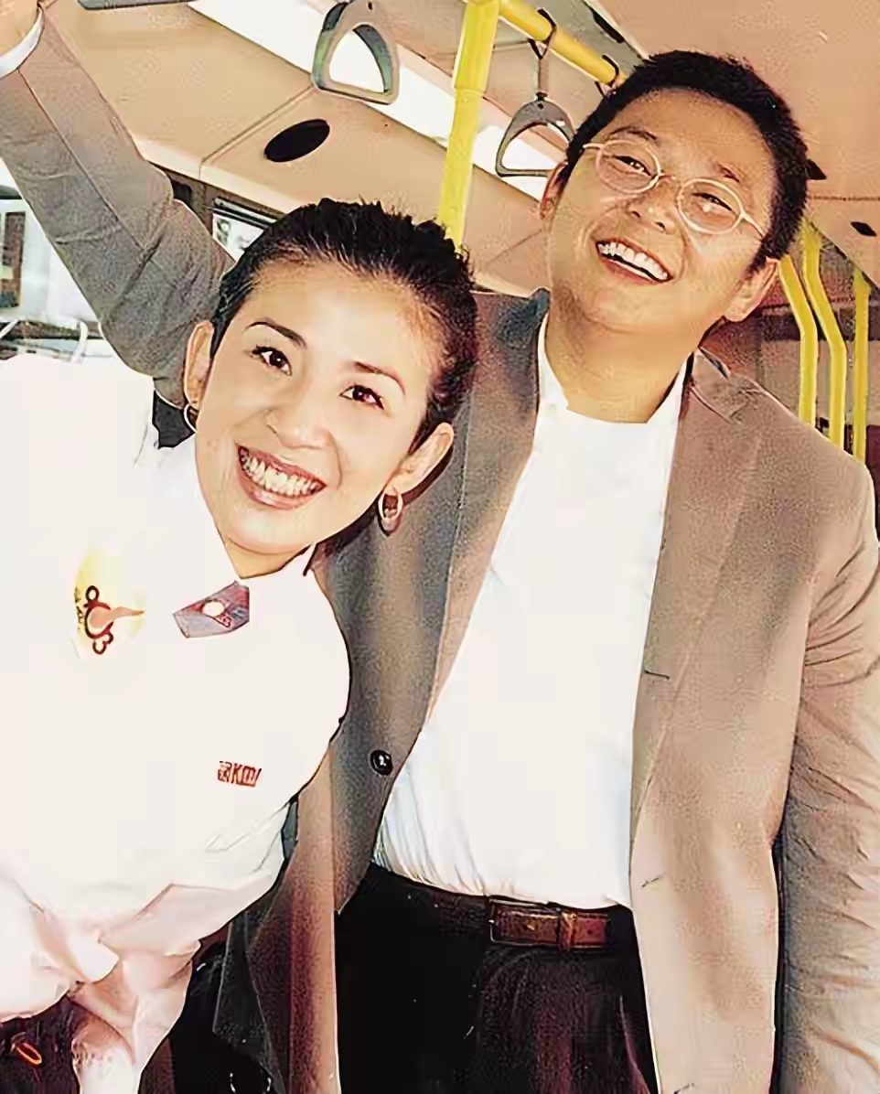 俞琤从年轻时到现在装扮都没变过，她和吴君如合影时头发短得不能再短，一身中性的打扮，图二的她和何超琼合影时也这样，看来她就喜欢这样的装扮。